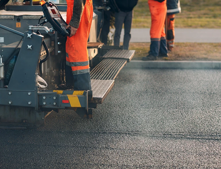 Proces wylewania asfaltu